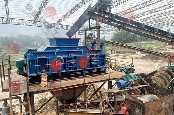 外貿(mào)訂單再創(chuàng)佳績，輥式破碎機(jī)出口國外。